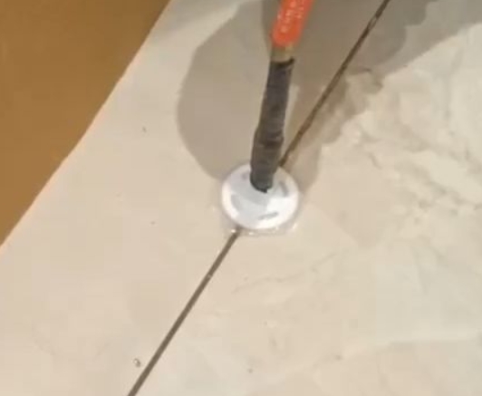 沙湾瓷砖空鼓维修公司专业解答瓷砖在铺贴过程中，如果没有涂抹均匀到位的粘结材料（如水泥砂浆或瓷砖胶），可能会导致以下问题