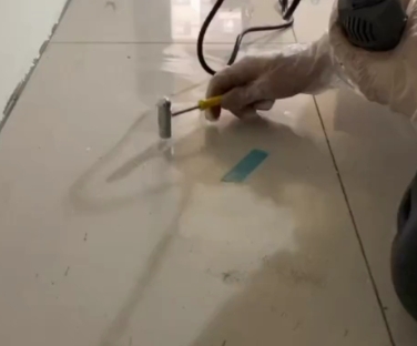 沙湾瓷砖开裂维修公司专业分享瓷砖在铺贴前如果没有沥干水分，将会导致以下问题